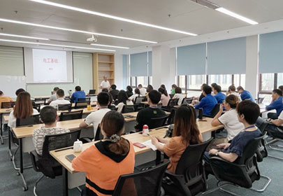 在工作中不斷學(xué)習(xí)，在學(xué)習(xí)中不斷進(jìn)步